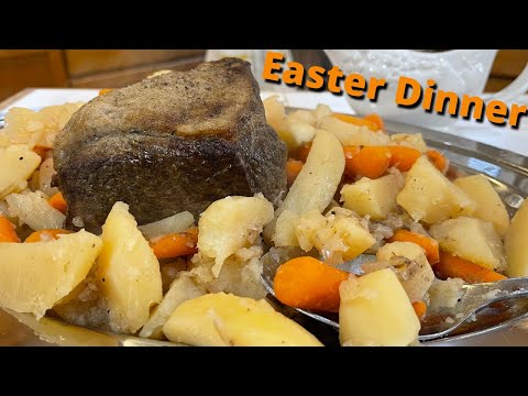 How to make a roast in a crock pot with potatoes and carrots